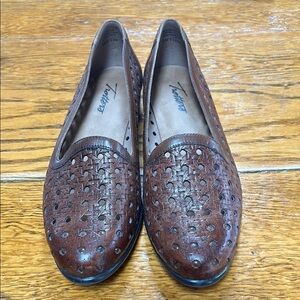 Trotters Liz Open Weave brown leather loafers.  Great condition. Size 6 Medium.